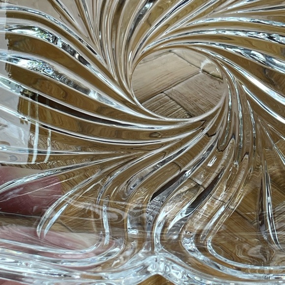 Vintage sandwich glass dish - Picture 5 of 9